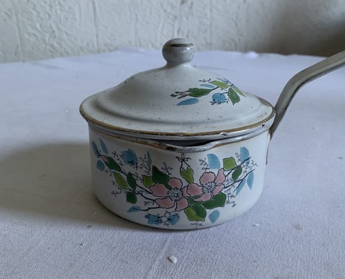 Petite casserole avec - petite,
