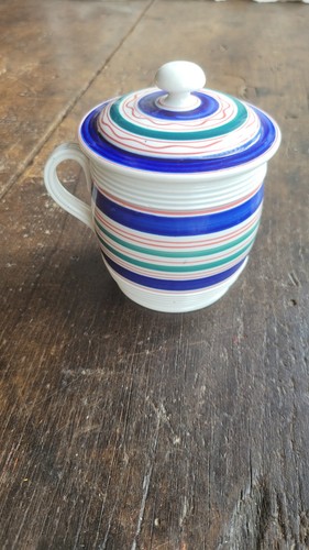 Ancienne grande tasse couverte