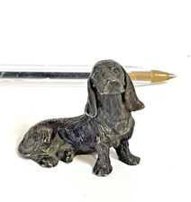 Petit bronze animalier Teckel assis.