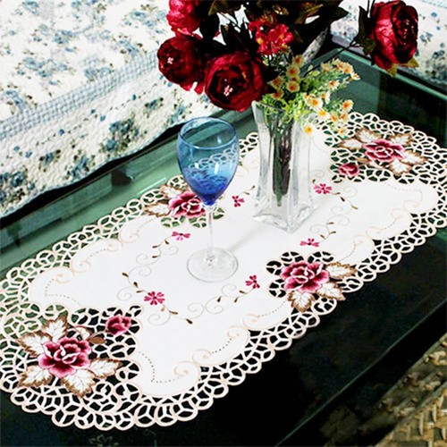 Nappe ovale fleurie brodée