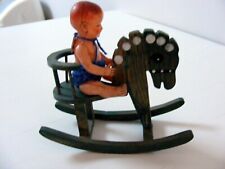 Cheval à bascule en bois peint avec petit baigneur en cellulôid petit colin.