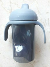 Gobelet bébé gris avec bec et poignées