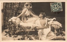 CPA - Jeune femme sur une