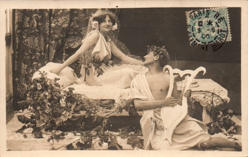 Cpa jeune femme sur - femme, une