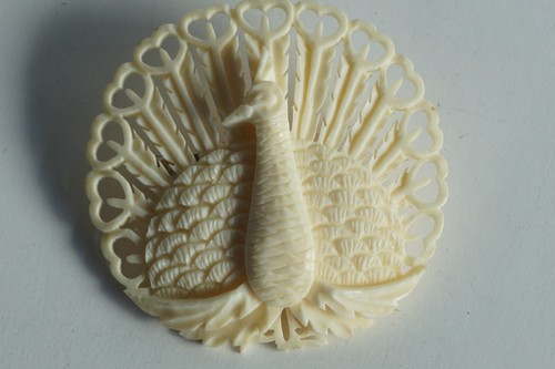 Broche paon corne sculptée - broche,