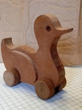 Canard à roulettes en bois
