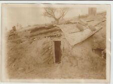 grande photo gourbi à l'arrière protégé par des sacs à terre, rondins, gabions