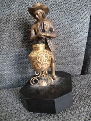 Personnage homme bronze - en, sur