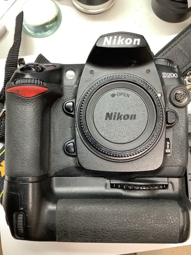 Nikon d200 camera body - d200, +