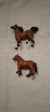 Le lots de 2 figurines chevaux