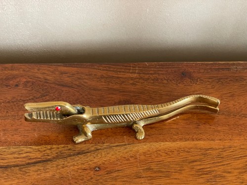 Crocodile casse noisettes - 🐊crocodile,