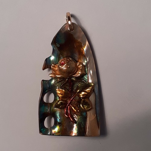 Pendentif nacre d - pendentif,