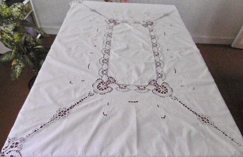 Nappe brodée avec dentelle - brodée,