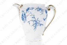Pot à lait aux bouquets bleus par L'Ancienne Manufacture Royale. Creamer