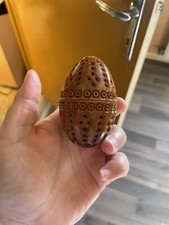 Ancien  oeuf en noix corozo porte chapelets travail de forçat sculpté