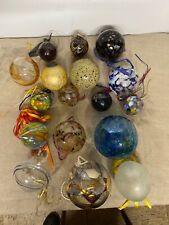 Lot of 17 Different Crystal Christmas Ball and Other Materials »