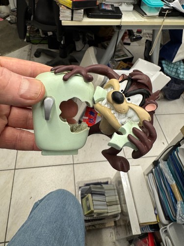 Taz dévore frigo figurine - le,