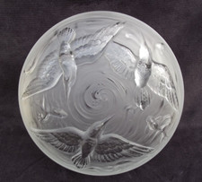 Verlys Grande Coupe en verre dépoli à décor d’oiseau et poissons signée art déco