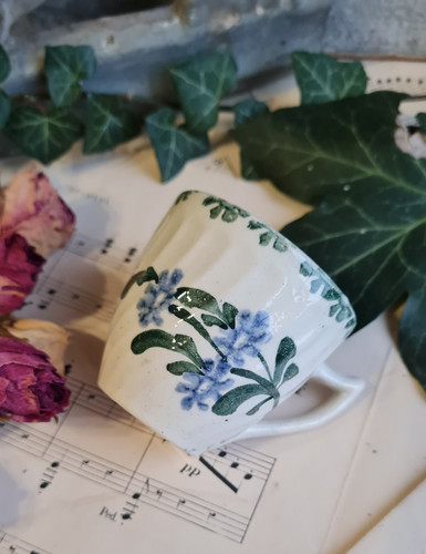 Ancienne tasse terre - de, fer