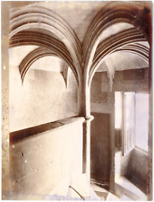 France, Blois, interior of&#039;a castle, column, typical vintage decoration
