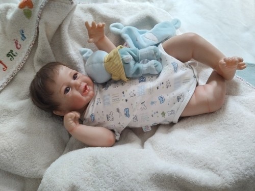 Bébé reborn souriant léon - souriant,