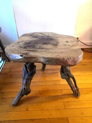 Table basse tripode brutaliste
