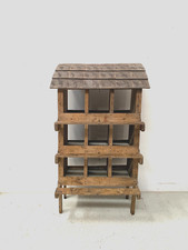 maison pour poules pondeuse en sapin art populaire toit tuiles  . XX siècle .