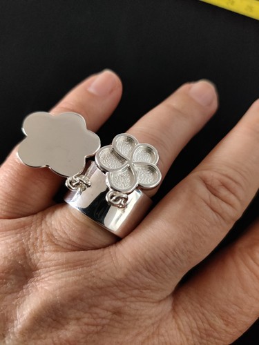 Large bague avec fleurs