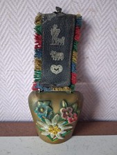 cloche à vache dorée fleurie