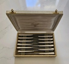 CHRISTOFLE 12 COUTEAUX A DESSERT EN METAL ARGENTÉ AVEC COFFRET. AMERICA