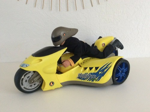 Moto jaune avec figurine - moto,