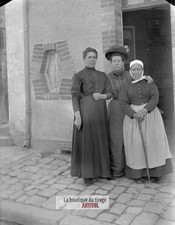 Marie Douet and her family, France, glass plate, old photo, negative 9x12 cm