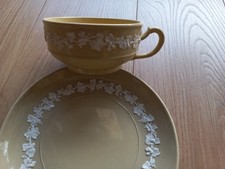 TASSE ET SOUCOUPE CREIL au décor de pampres de vigne vers 1827 grès fin jaune