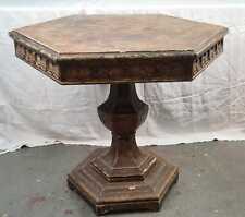 TABLE EXAGONALE EN BOIS. FRISE