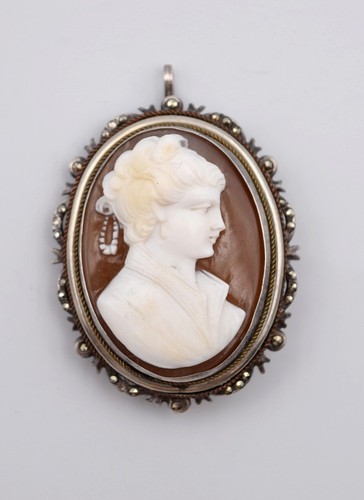 Pendentif formant aussi - , broche