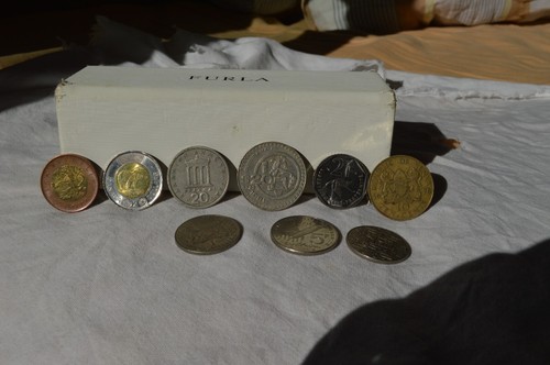 Neuf pièces monnaie - pièces,