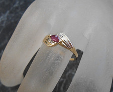 Bague or jaune 18K sertie rubis et diamants   poincon  tete daigle  T55