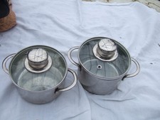 deux petites marmites en inox