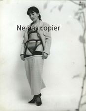 WOMAN UNDRESSED CIRCA 1960 - LARGE VINTAGE PHOTO 24 x 18 cm garter belt