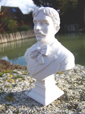 RE0252   FIGURINE STATUETTE