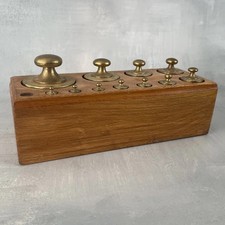 Boite bois et série de 11 poids laiton CT ancien 500 à 2 grammes (manque le 1g)