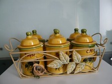 6 POTS A CONDIMENTS EN CERAMIQUE DANS CORBEILLE EN METAL