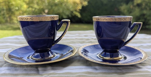 Tasses café et soucoupes - à,