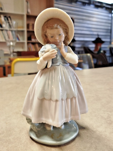 Nao lladro statuette - by,