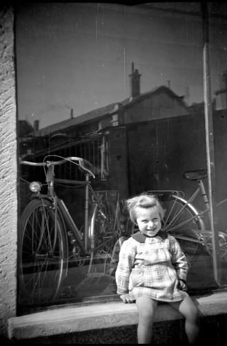 Petite fille devant boutique