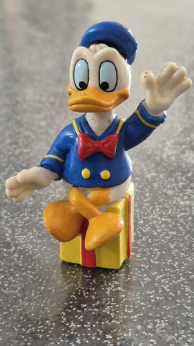 Figurine donald assis sur - figurine, un