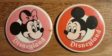 2 badges Mickey et Minnie, Disneyland, Walt Disney Productions  vintage 1970 USA