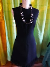 T36-38 superbe robe noire doublée ,ceintrée ,droite t b état +collier sautoir 