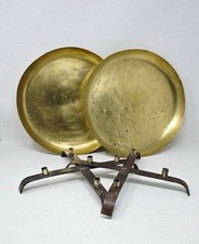 2 ANCIENS GRANDS PLATEAUX EN CUIVRE BALANCE AVEC LEUR SUPPORTS