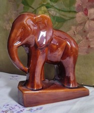 ANCIEN ÉLÉPHANT STYLISÉ EN